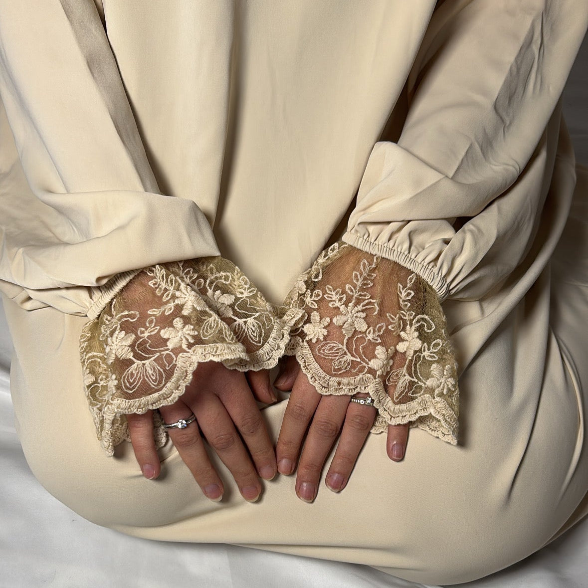 Robe de prière en dentelle beige