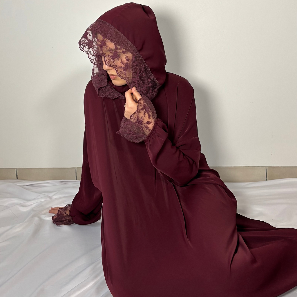 Robe de prière en dentelle bordeaux