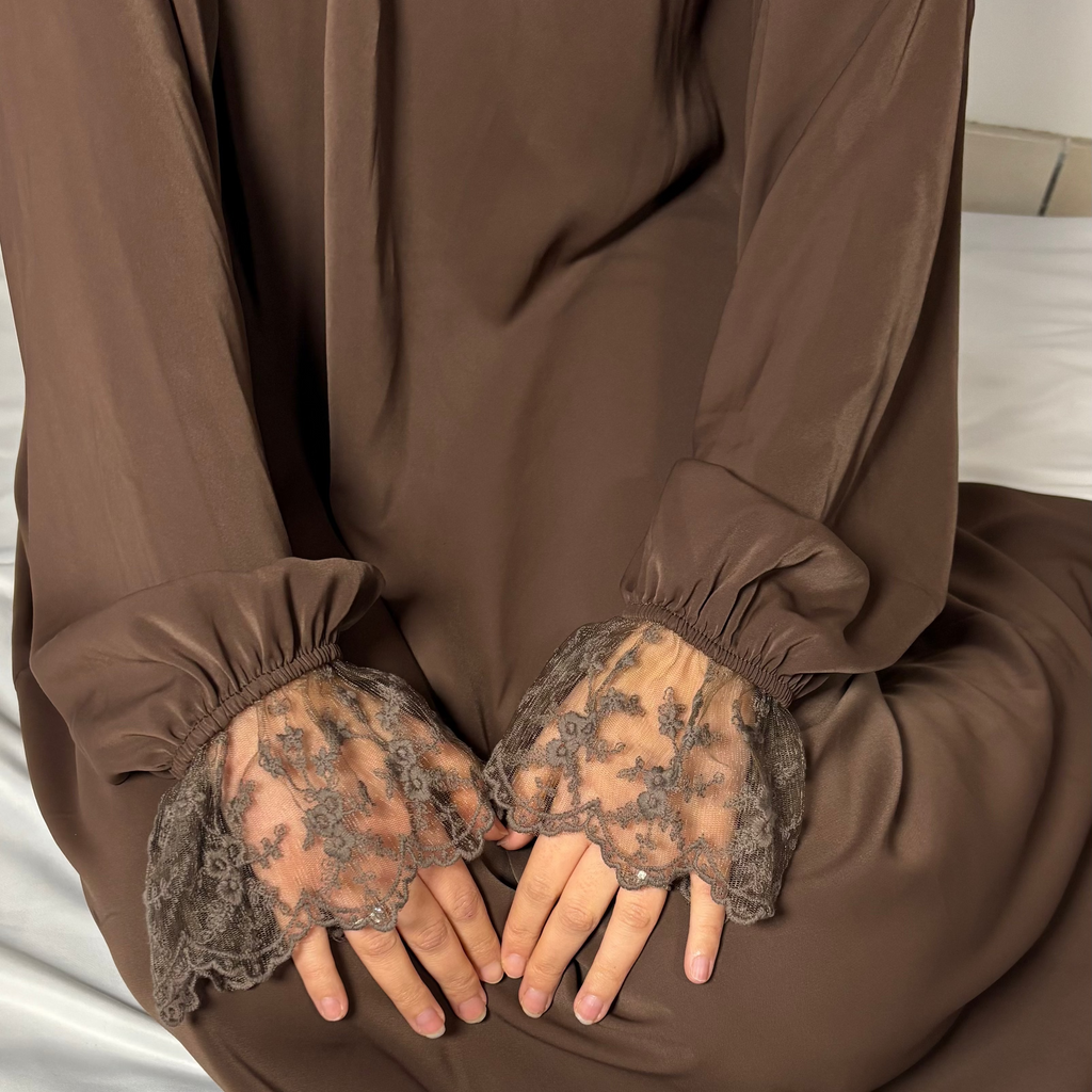 Robe de prière en dentelle marron