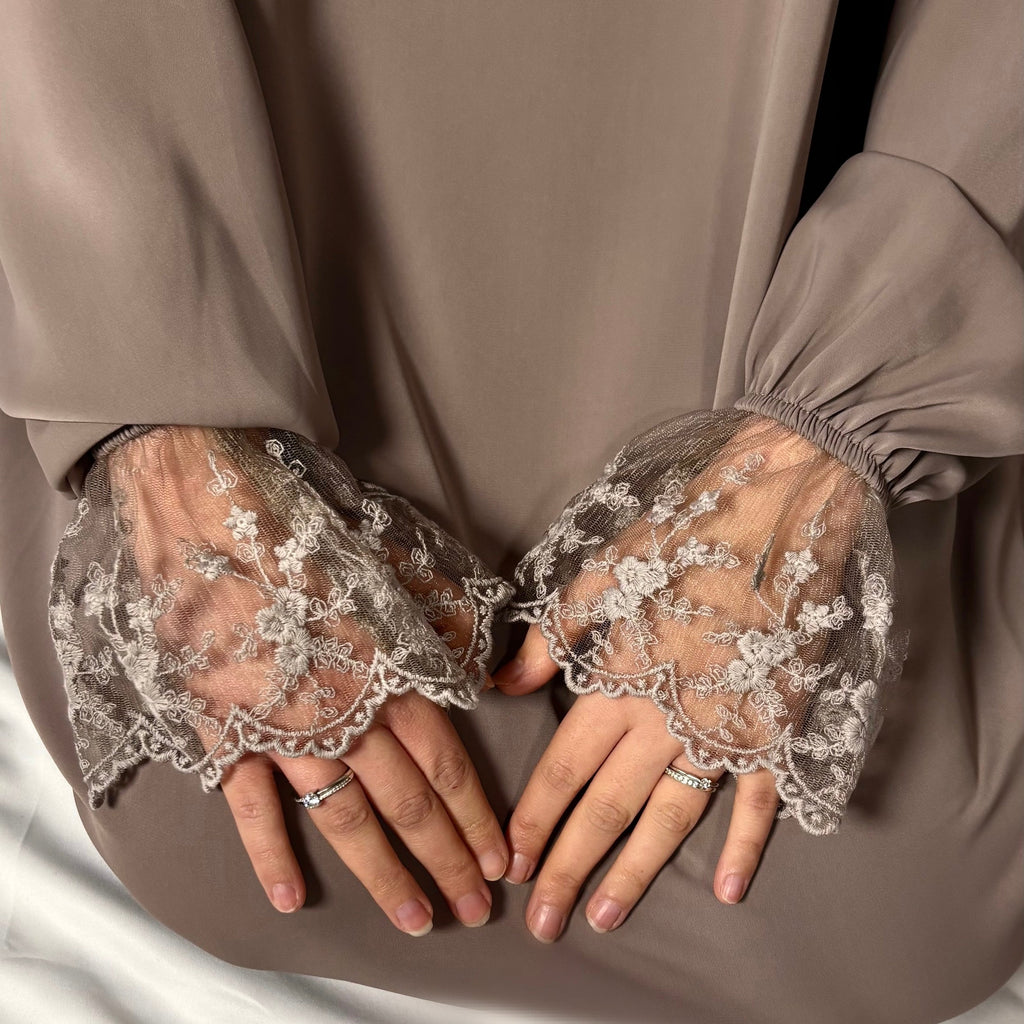 Robe de prière en dentelle taupe