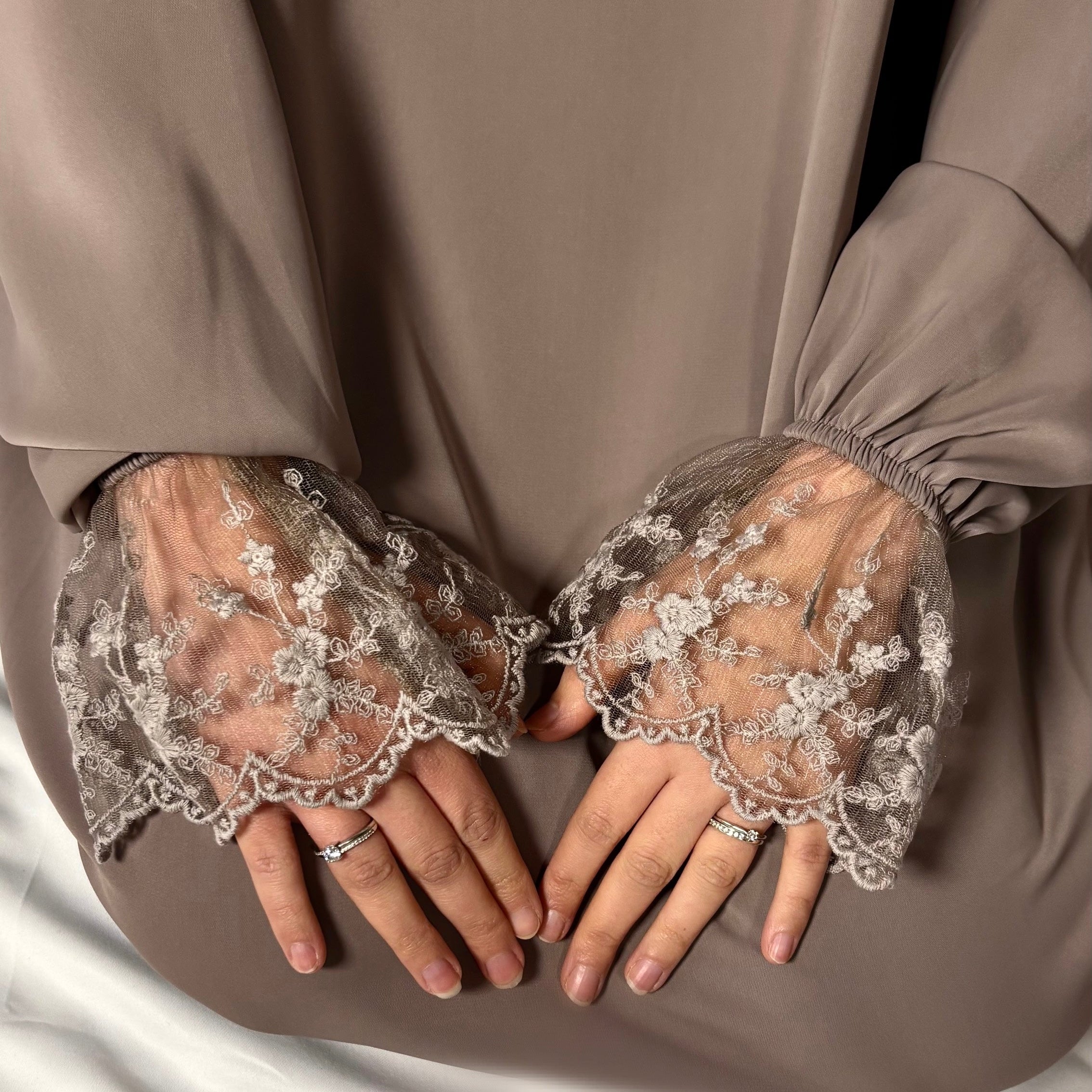 Robe de prière en dentelle taupe